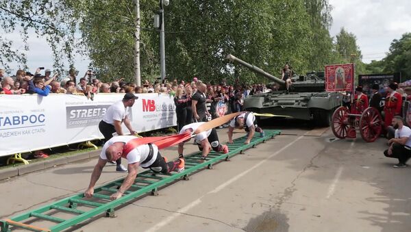 Две тройки спортсменов смогли сдвинуть танк Т-80 весом 46 тонн на набережной Петрозаводска и претендуют теперь на рекорд Гиннесса - Sputnik Южная Осетия