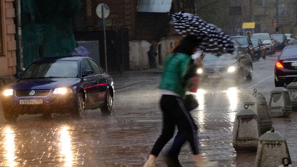 Пешеходы на улице в Москве во время сильного дождя - Sputnik Южная Осетия