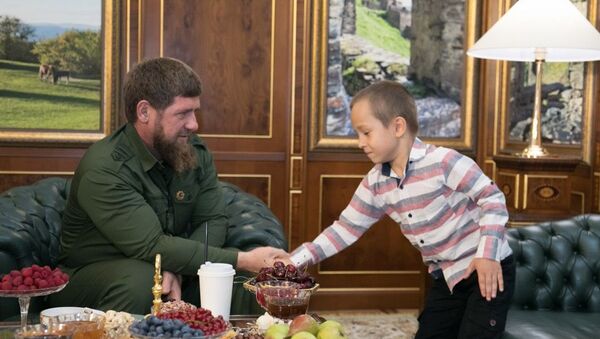 Кадыров принял на работу охранником шестилетнего мальчика - Sputnik Южная Осетия