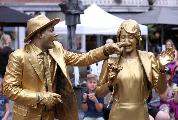 Артисты в сценке Золотая свадьба на фестивале живых статуй в Бельгии  - Sputnik Южная Осетия