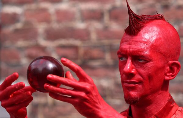 Артист Мистер Красный на фестивале живых статуй в Бельгии  - Sputnik Южная Осетия