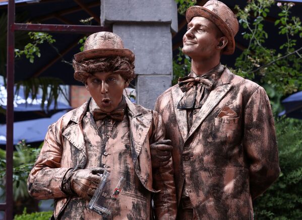 Артисты в сценке Возвращение домой на фестивале живых статуй в Бельгии  - Sputnik Южная Осетия