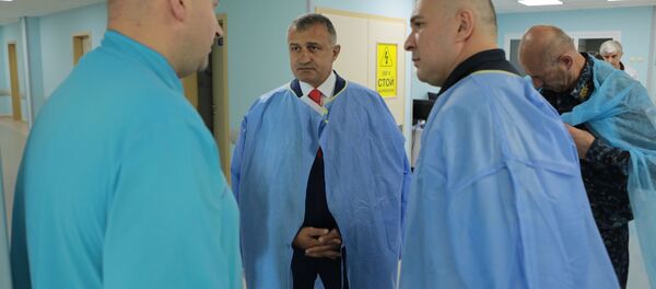 Президент Южной Осетии навестил в больнице раненых сотрудников МВД - Sputnik Южная Осетия