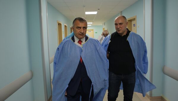Президент Южной Осетии навестил в больнице раненых сотрудников МВД - Sputnik Южная Осетия