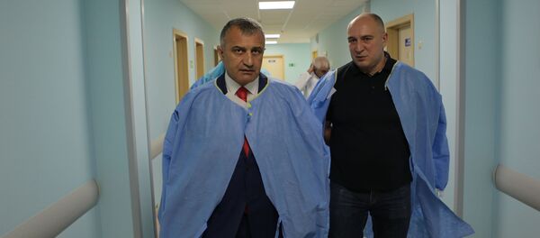 Президент Южной Осетии навестил в больнице раненых сотрудников МВД - Sputnik Южная Осетия