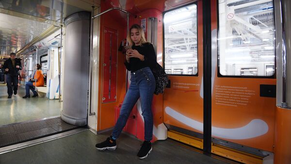 Девушка со смартфоном  - Sputnik Южная Осетия