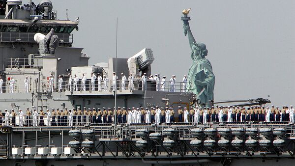 Корабль ВМФ США на фоне статуи Свободы - Sputnik Южная Осетия