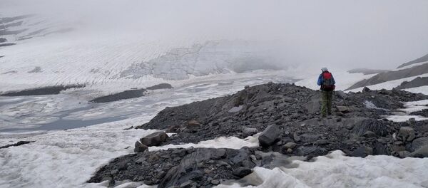 Ледник у подножья вершины Зикара - Sputnik Южная Осетия