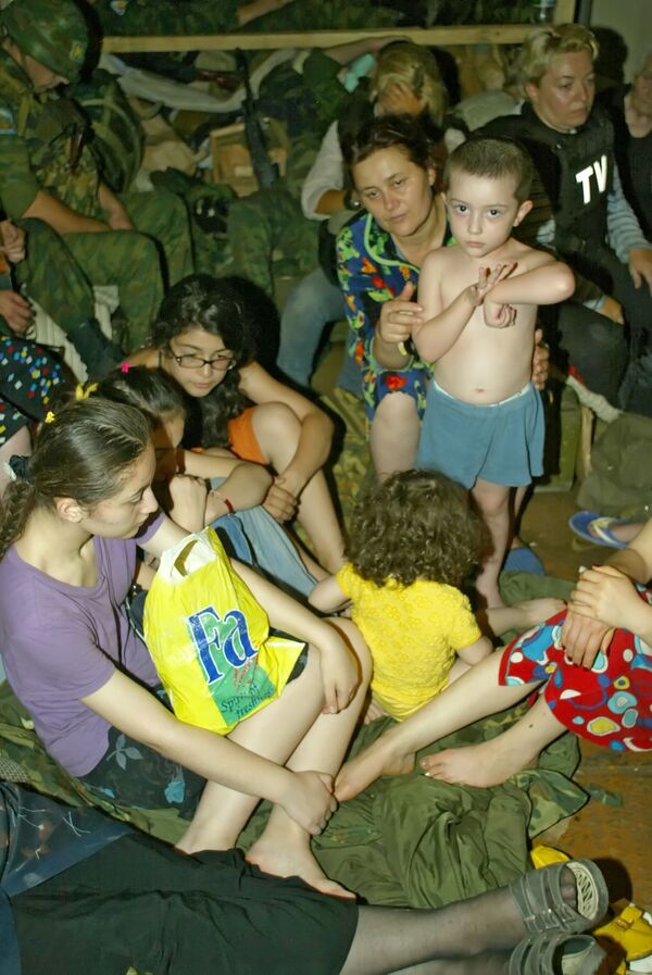 Жители Цхинвала во время артобстрела прячутся в подвале. - Sputnik Южная Осетия