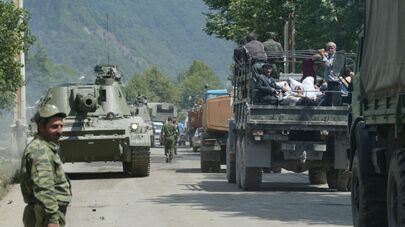 Российские военнослужащие направляются в сторону Цхинвал.