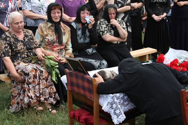 Похороны ополченца Марата Джиоева (26 лет), погибшего в результате военных действий в зоне грузино-южноосетинского конфликта. Село Ногир, Северная Осетия. - Sputnik Южная Осетия