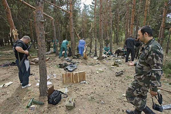 Последствия военных действий в Цхинвале. В Дубовой роще на окраине Цхинвала, где было найдено около 50 трупов грузинских солдат. Южная Осетия. - Sputnik Южная Осетия