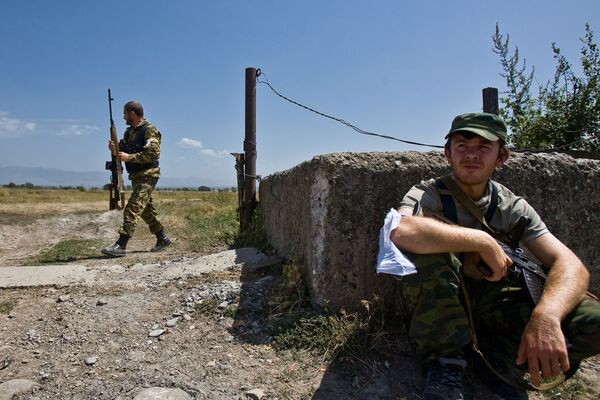 Осетинский снайпер и ополченец. Село Хетагурово на территории Южной Осетии - Sputnik Южная Осетия