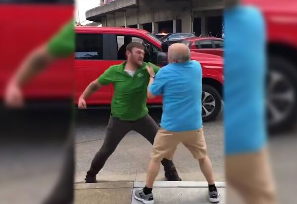 Американец избил старика на митинге против Трампа - шокирующее видео - Sputnik Южная Осетия