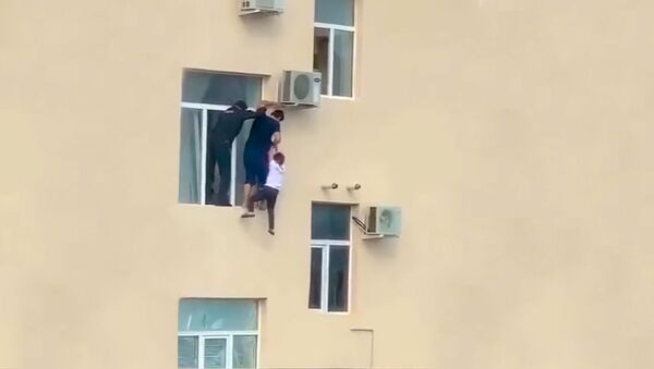 Жители Чечни спасли мальчика, висевшего на окне многоэтажки - Sputnik Южная Осетия