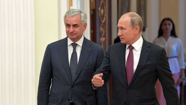 Президент РФ В. Путин встретился с президентом Республики Абхазия Р. Хаджимбой  - Sputnik Южная Осетия