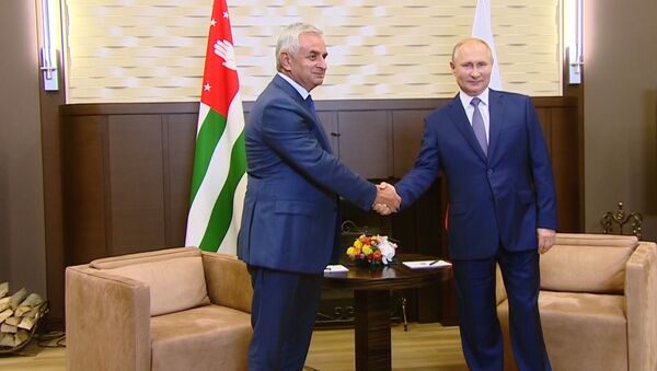 Владимир Путин встретился с президентом Абхазии Раулем Хаджимба - Sputnik Южная Осетия