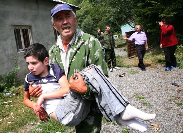 Эвакуация раненого ребенка в Дзау. - Sputnik Южная Осетия