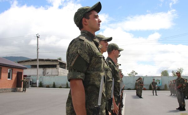 Российские военные готовят роту почетного караула Минобороны Южной Осетии - Sputnik Южная Осетия