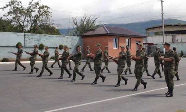 Российские военные готовят роту почетного караула Минобороны Южной Осетии - Sputnik Южная Осетия