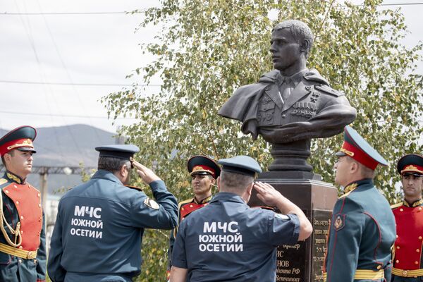 Низкий поклон павшим: в Южной Осетии возложили венки к местам гибели защитников Низкий поклон павшим: в Южной Осетии возложили венки к местам гибели защитников - Sputnik Южная Осетия