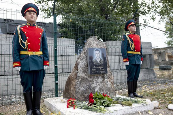 Низкий поклон павшим: в Южной Осетии возложили венки к местам гибели защитников Низкий поклон павшим: в Южной Осетии возложили венки к местам гибели защитников - Sputnik Южная Осетия