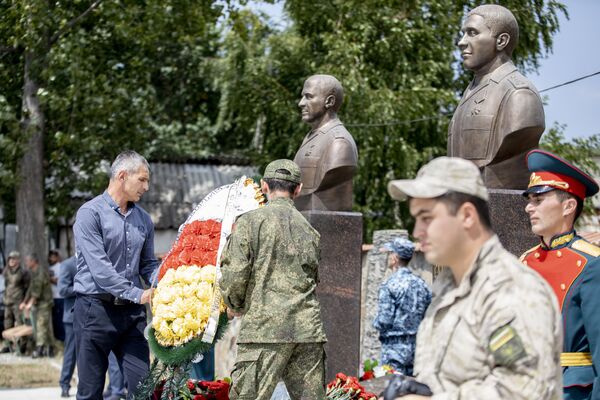 Низкий поклон павшим: в Южной Осетии возложили венки к местам гибели защитников Низкий поклон павшим: в Южной Осетии возложили венки к местам гибели защитников - Sputnik Южная Осетия
