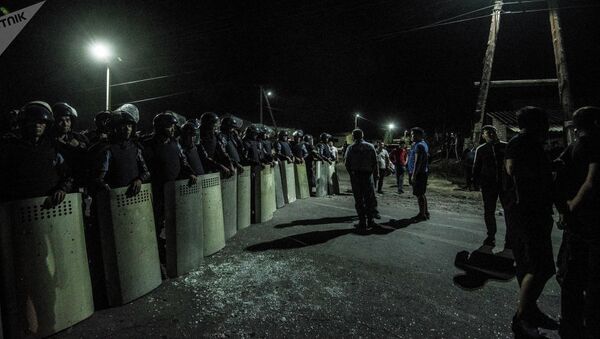 Сотрудники правоохранительных органов в селе Кой-Таш после штурма дома Алмазбека Атамбаева  - Sputnik Южная Осетия