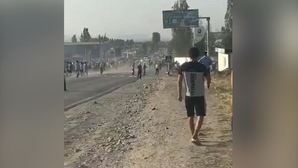 Момент прорыва милицейского кордона на пути в Кой-Таш попал на видео - Sputnik Южная Осетия