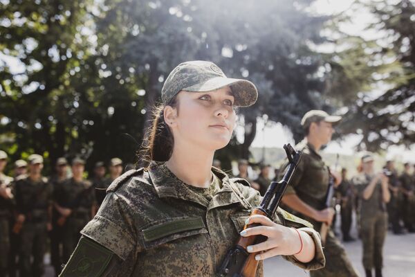 Девушка-курсант на приведении к присяге - Sputnik Южная Осетия