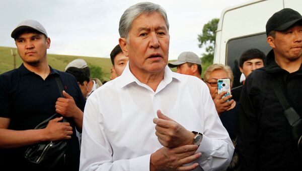 Бывший президент Кыргызстана Алмазбек Атамбаев и его сторонники присутствуют на встрече с журналистами в селе Кой-Таш близ Бишкека. - Sputnik Южная Осетия