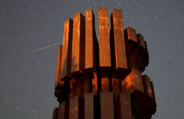 Метеорный поток Персеиды на фоне Памятника революции в горах Козара, Босния и Герцеговина - Sputnik Южная Осетия