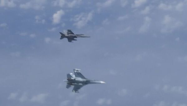 Опасная дистанция: Су-27 оттеснили истребители НАТО от борта Шойгу – видео - Sputnik Южная Осетия