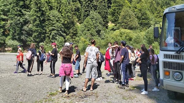 Участники этнолагеря в Южной Осетии очистили берег озера Коз Участники этнолагеря в Южной Осетии очистили берег озера Коз - Sputnik Южная Осетия