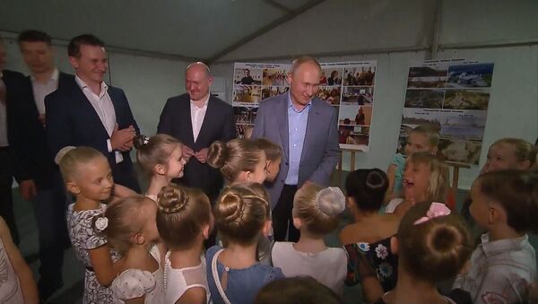 Путин встретился с юными балеринами в Севастополе - Sputnik Южная Осетия