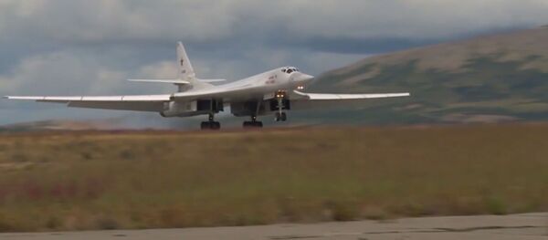 Белые лебеди на Чукотке: ракетоносцы Ту-160 перебросили в Анадырь Белые лебеди на Чукотке: ракетоносцы Ту-160 перебросили в Анадырь - Sputnik Южная Осетия