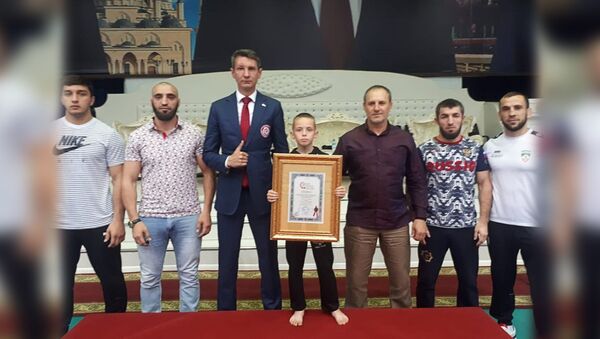 Юный чеченец Арби Якубов установил мировой рекорд по отжиманиям от пола: мальчик отжался 4874 раза - Sputnik Южная Осетия