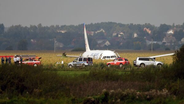 Самолет А-321 авиакомпании Уральские авиалинии с пассажирами на борту совершил аварийную посадку в Подмосковье - Sputnik Южная Осетия