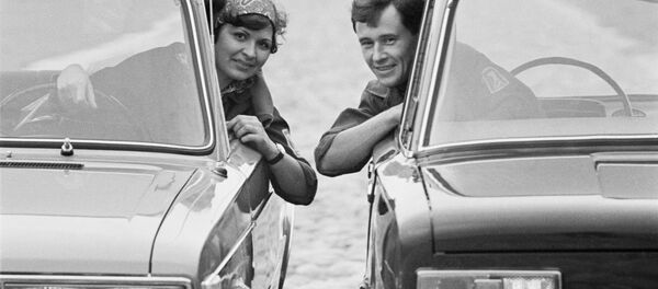 Мужчина и женщина в жигулях. 1971 год Мужчина и женщина в жигулях. 1971 год - Sputnik Южная Осетия