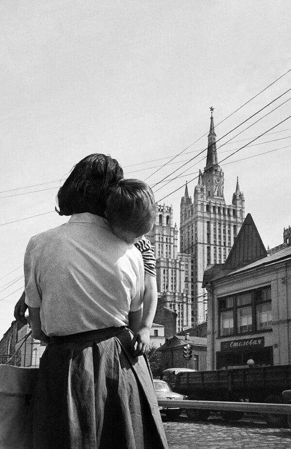 Мальчик на руках у мамы на одной из московский улиц. 1963 год - Sputnik Южная Осетия