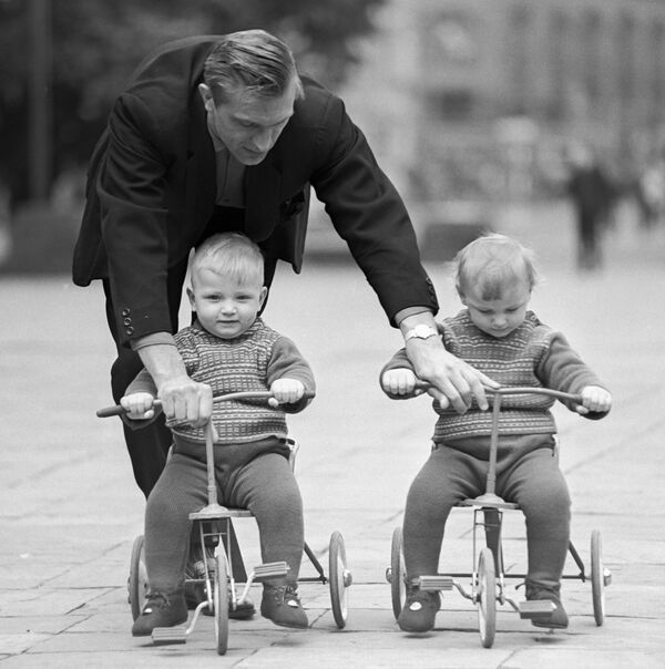 Отец учит детей-близнецов кататься на трехколесных велосипедах. 1968 год - Sputnik Южная Осетия