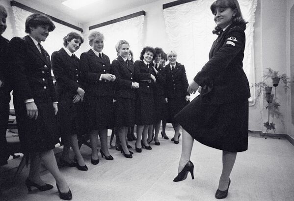 Стюардессы на танцевальных занятиях в Ленинградском авиатехническом училище гражданской авиации, 1984 год - Sputnik Южная Осетия