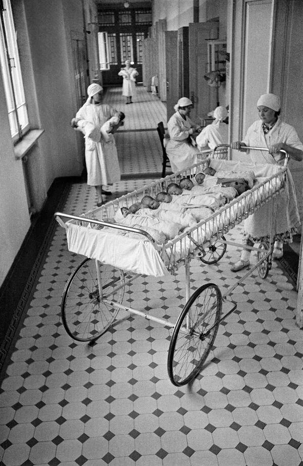 Время кормления новорожденных в одном из родильных домов Москвы, 1955 год - Sputnik Южная Осетия