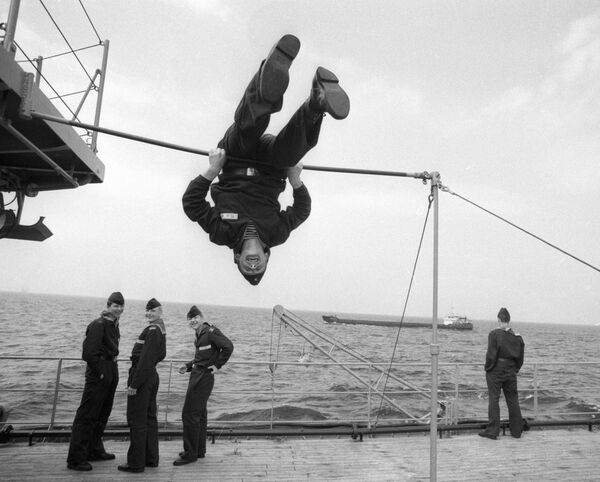 Воспитанники Военно-морского нахимовского училища занимаются спортом на палубе, 1988 год - Sputnik Южная Осетия
