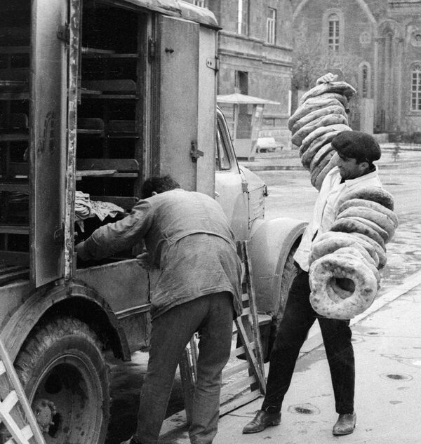 Работники одной из булочных Ленинакана выгружают свежие чуреки из хлебного фургона, 1968 год - Sputnik Южная Осетия