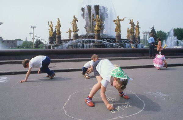 Дети рисуют мелом на асфальте у фонтана Дружба народов в Москве. 1984 - Sputnik Южная Осетия