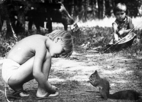 Мальчик с белкой. 1988 - Sputnik Южная Осетия