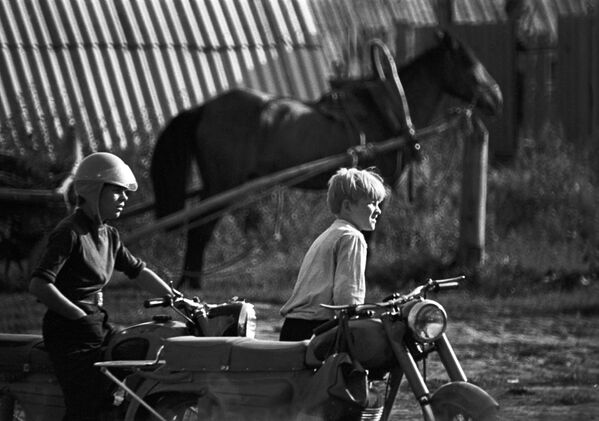 Мальчики на мотоцикле в селе Тойкино Большесосновского района. 1973 - Sputnik Южная Осетия