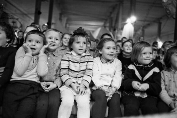 Дети на цирковом представлении в ЦВЗ Манеж в Москве. 1969 - Sputnik Южная Осетия