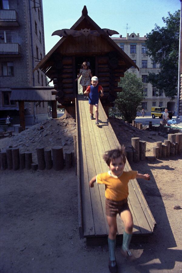 На детской площадке в Москве. 1975 год - Sputnik Южная Осетия
